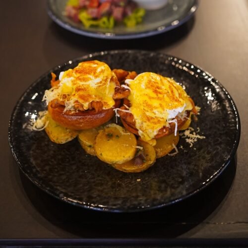 Brunch bliss! 🍳 Elevate your morning with our exquisite Blooming Benedict, served on a toasted